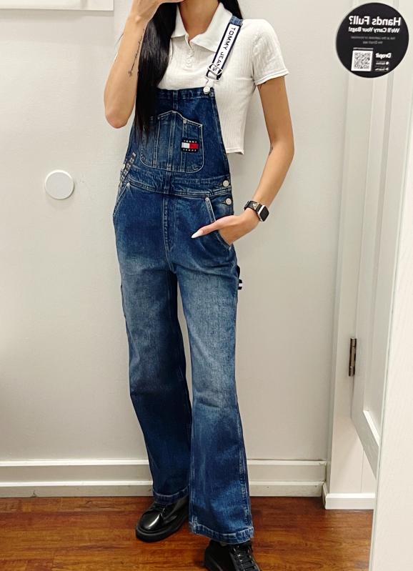 타미힐피거 여성 레터링 스트랩 로고 패치 포켓 데님 오버롤 팬츠 멜빵 바지