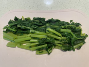 무청을 한 입 크기로 자르기