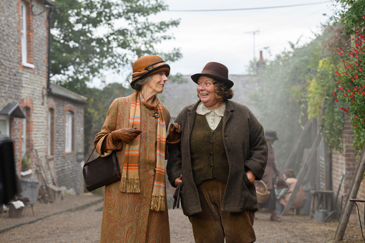 영화 속 로즈를 돕는 여성연대를 보여주는 마을의 여성들