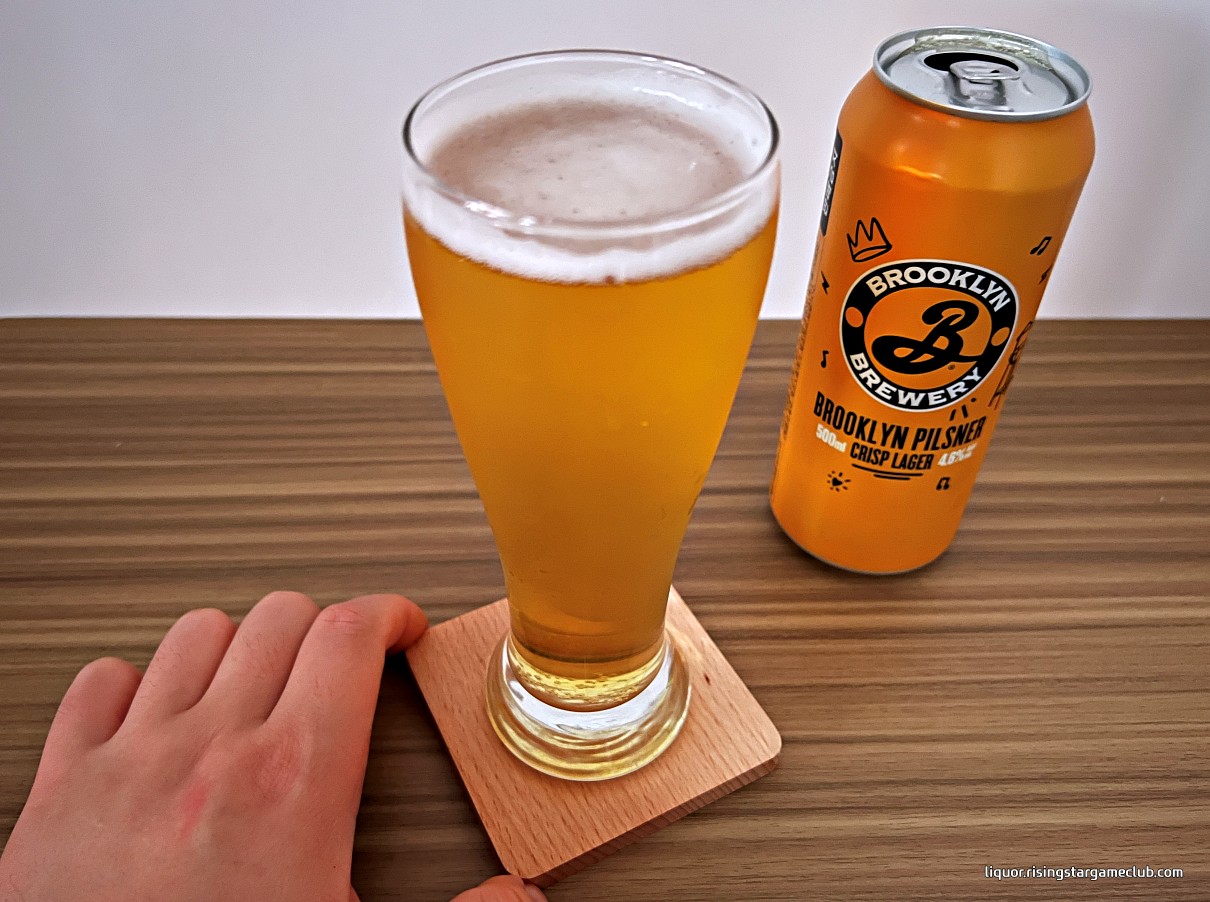 브루클린 필스너 크리스피 라거(Brooklyn Pilsner Crisp Lager)을 필스너 잔에 한잔 따라 놓은 사진