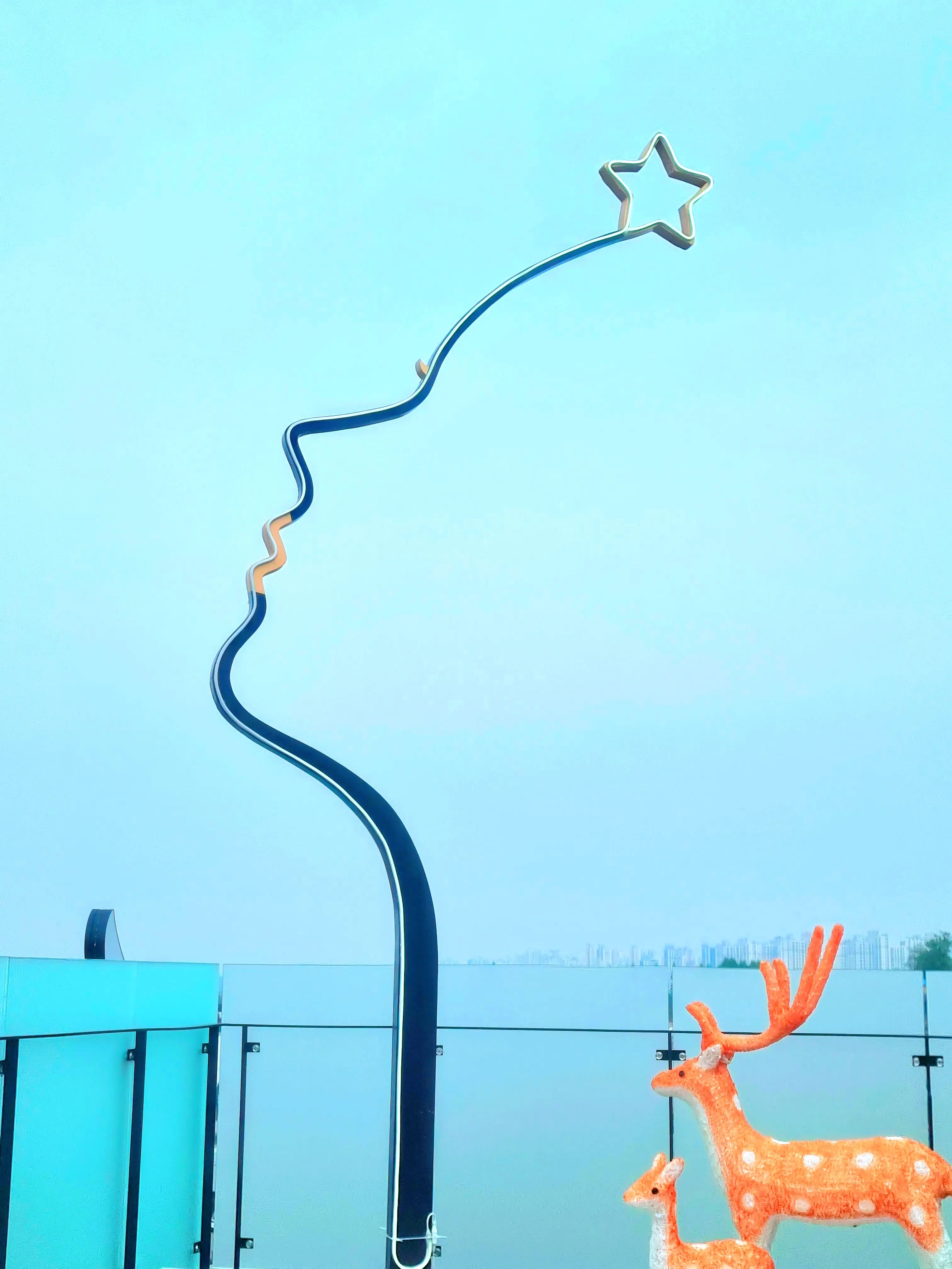 김포 라데아 카페: 깔끔한 감성과 야외 숲 정원의 편안함