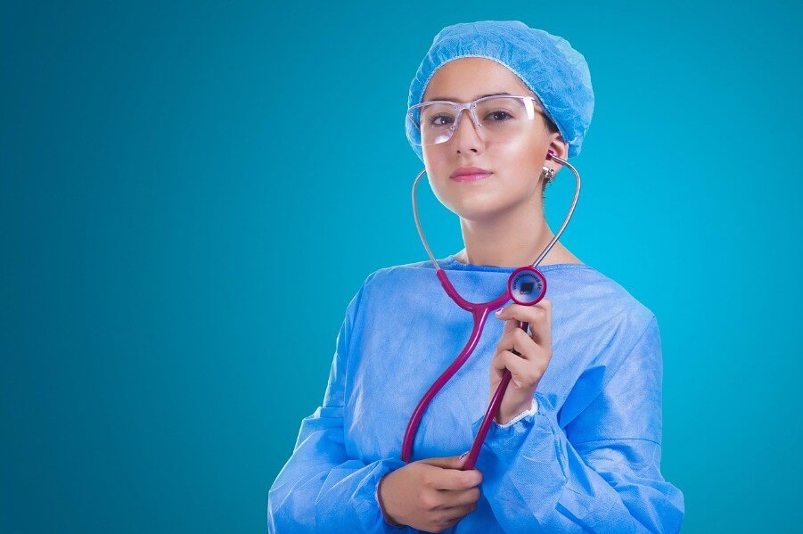 진찰기를 들고 있는 의사