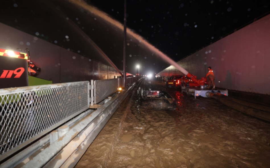 17일 새벽 배수작업(사진=연합뉴스)