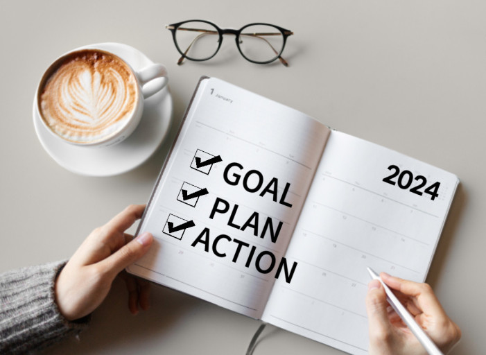 2024 새해 목표와 관련된 이미지 이다.
책상 위 따뜻한 라떼 한 잔을 옆에 두고, 그 앞엔 안경이 놓여져 있다.
그리고 이미지 속 인물이 노트를 펼쳐서 무언가 작성하려 한다.
그 안에는 2024 GOAL, PLAN, ACTION 이라는 단어가 쓰여져 있다.
