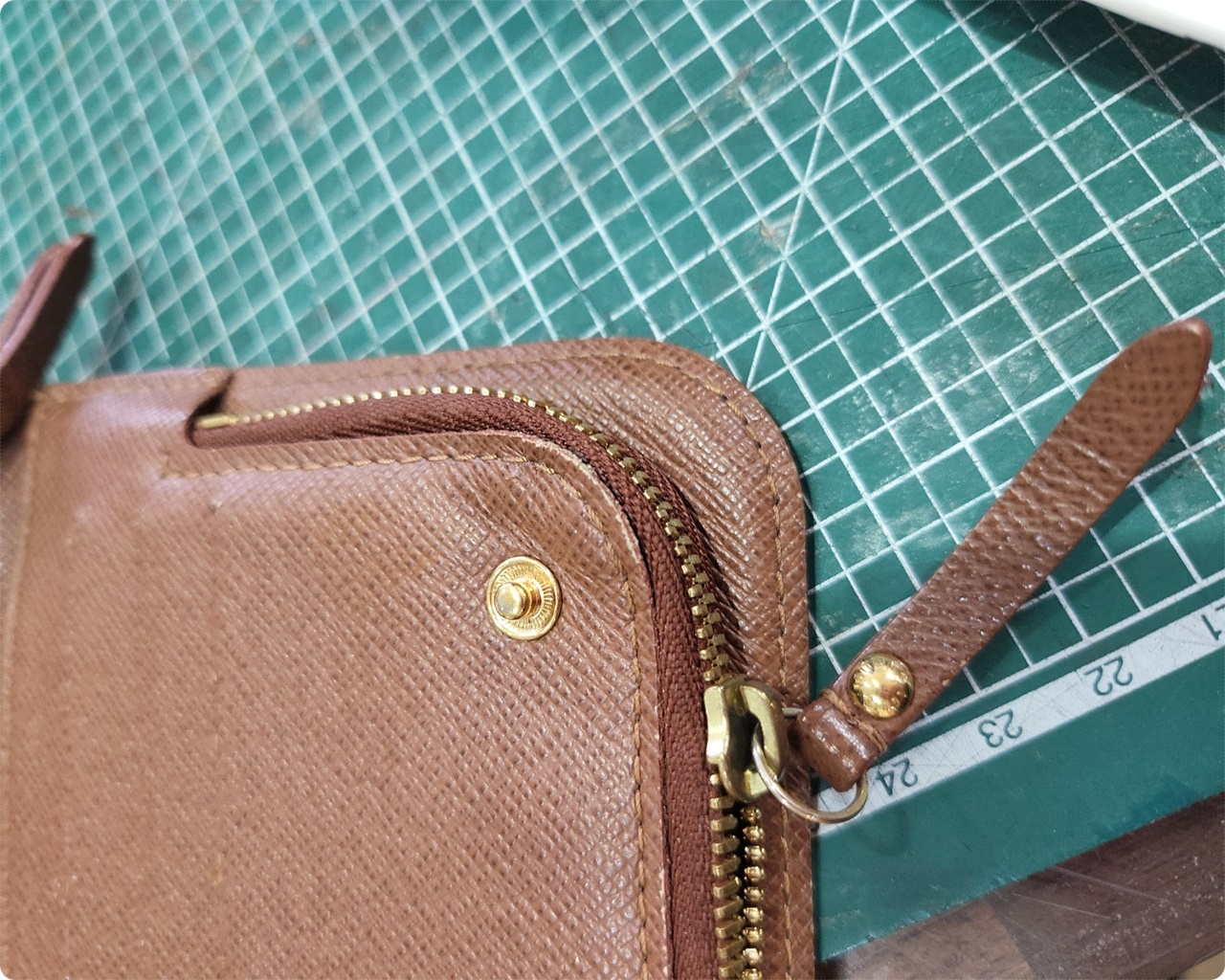 모서리 까짐
