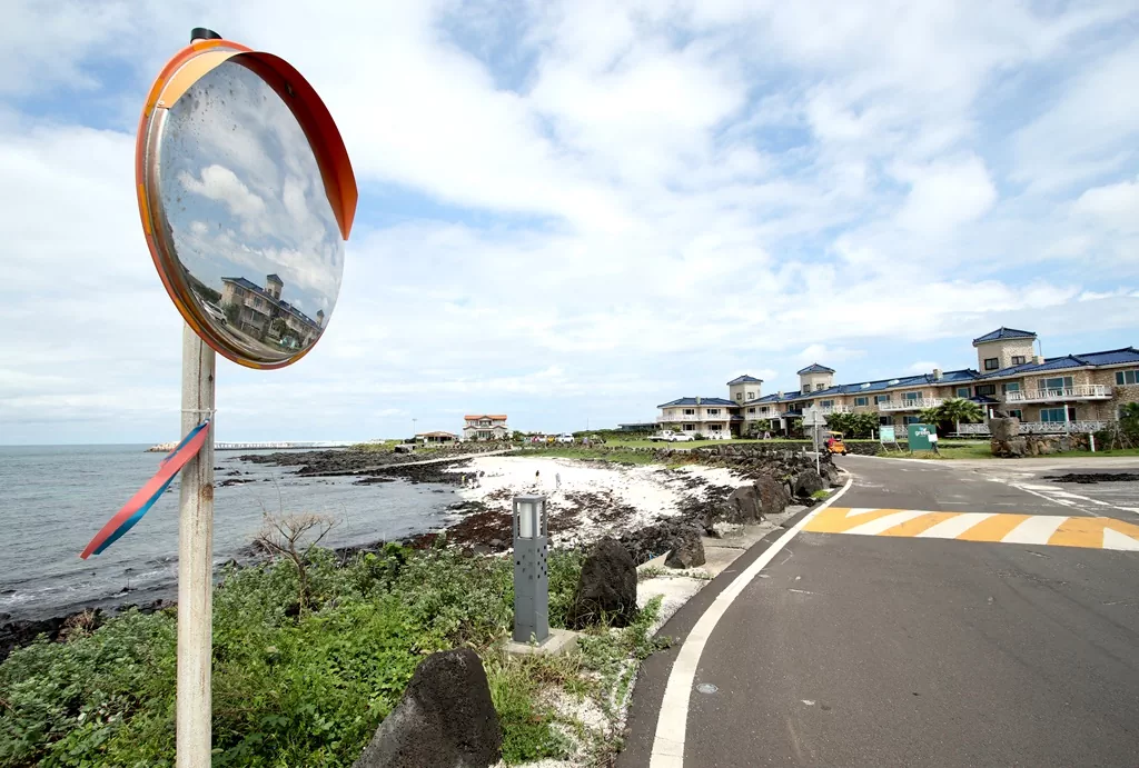 제주 올레길 1-1코스 초반부. 우도 산호해수욕장 인근의 딱딱한 아스팔트 노면.