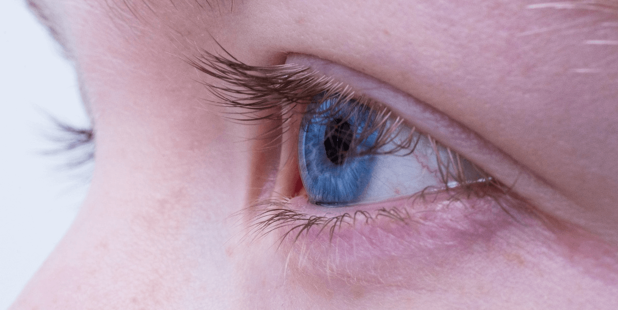 여성의 파랑색 눈동자