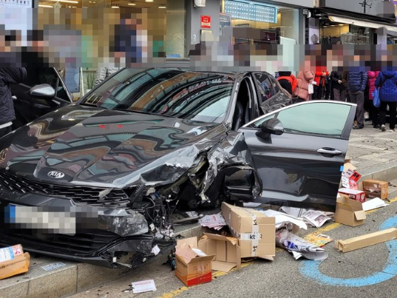 11일 오후 부산 사하구의 한 도로에서 4중 추돌사고가 발생했다. [사진=부산경찰청]