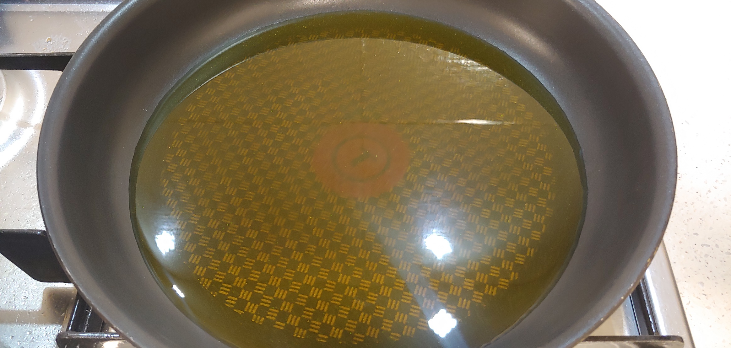 기름은 많이 필요없습니다. 앞&#44; 뒤로 구울정도로만 준비하세요.