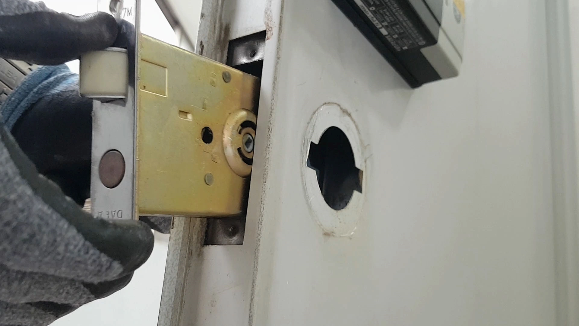 현관문 옆면 부품 빼는 모습