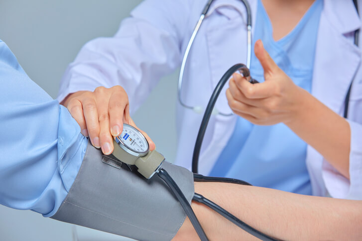 건강검진 받는 여성