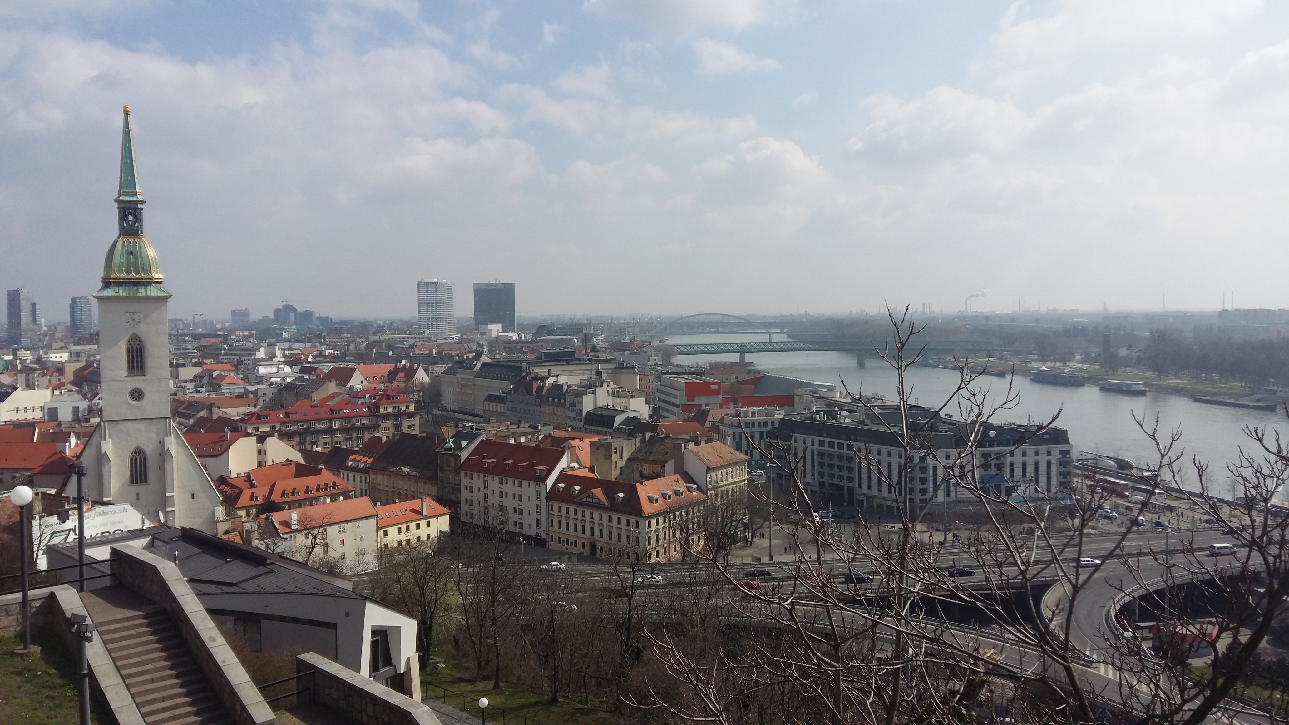 슬로바키아 브라티슬라바 성에서 바라본 성 마틴 대성당과 구시가지 스타레 메스토