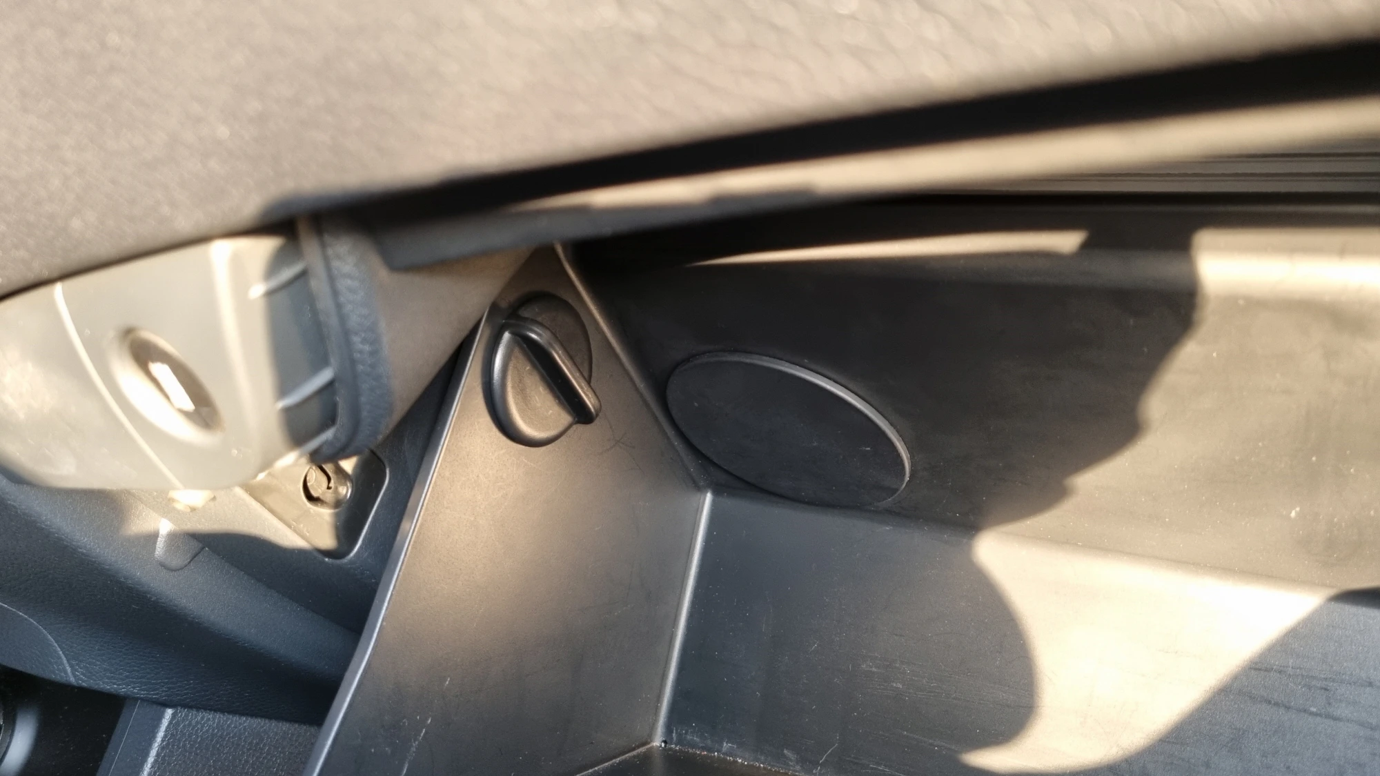 글로브박스 걸쇠 모습