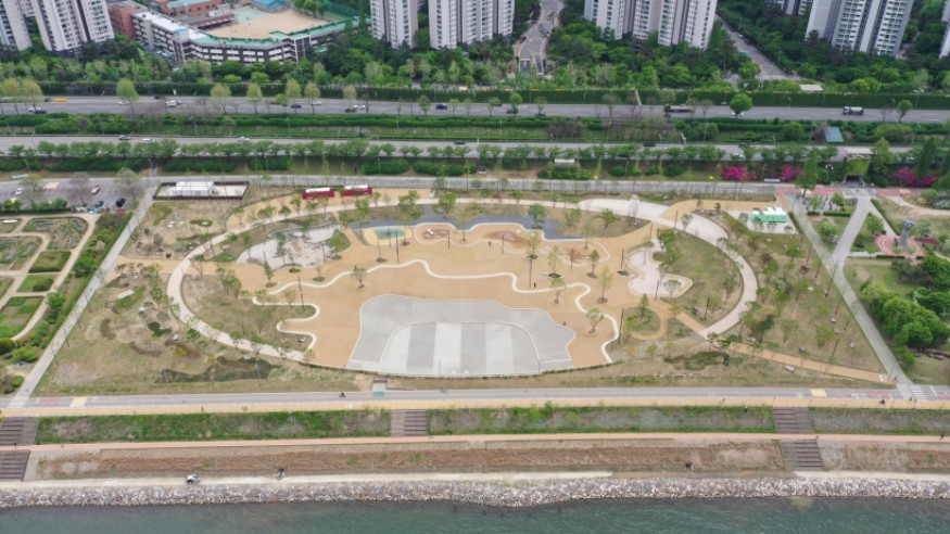 서울 잠실한강공원 자연형 물놀이장 전경 – 계류형 물길과 넓은 놀이공간이 어우러진 모습