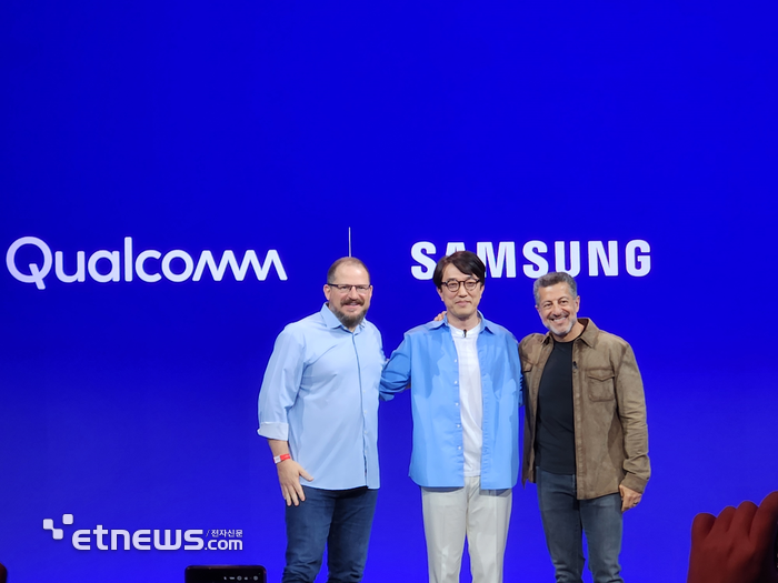 (왼쪽부터) 크리스티아노 아몬 퀄컴 최고경영자(CEO), 최원준 삼성전자 모바일경험(MX)사업부 최고운영책임자(COO) 사장, 알렉스 카투지안 퀄컴 수석부사장이 기념 촬영하고 있다.