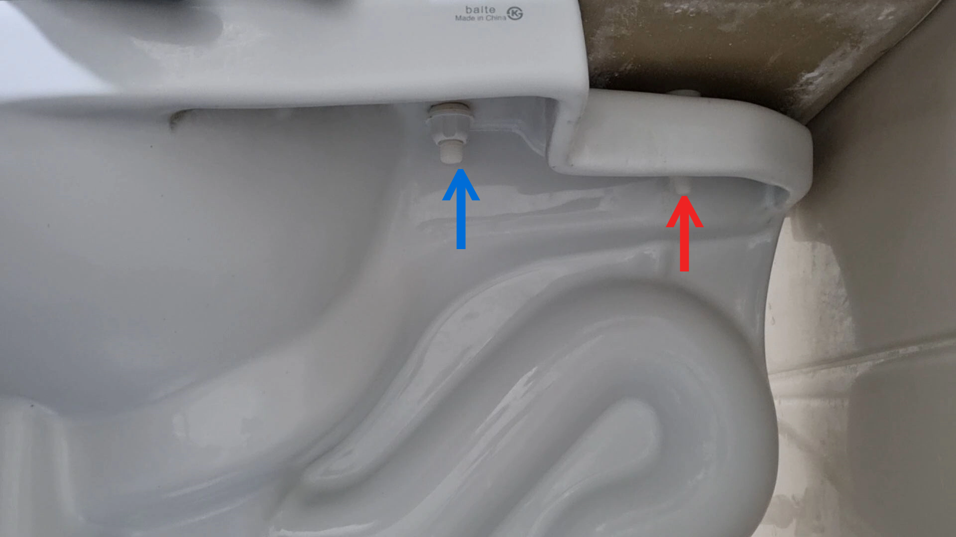 변기 물탱크 고정 너트 위치