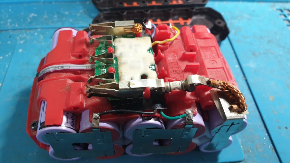 보쉬 18V 6A 배터리 리필 완료