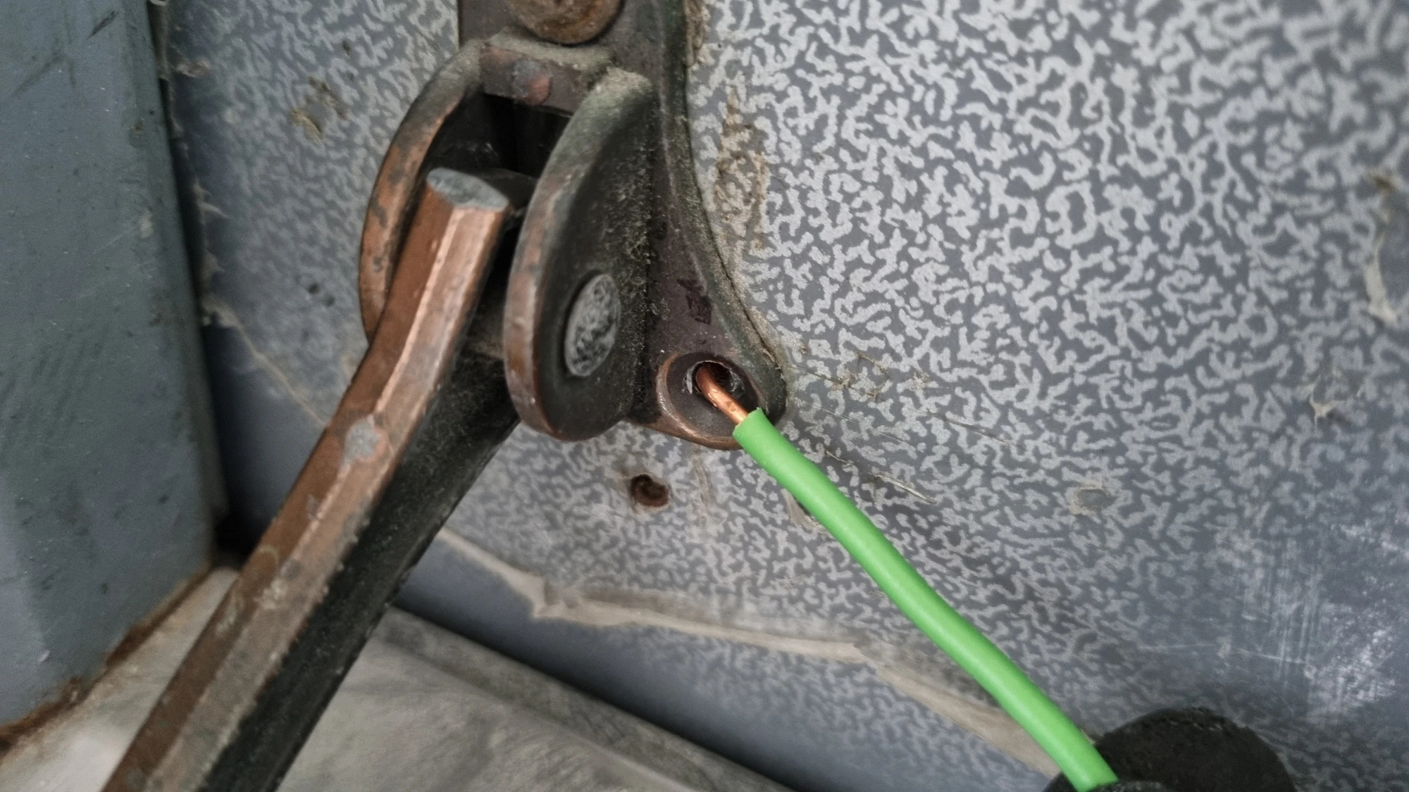 구리 전선 못 구멍에 끼운 모습