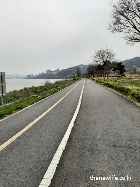 한강변 시멘트 자전거 도로 전경, 구리 방향으로 이어지는 길