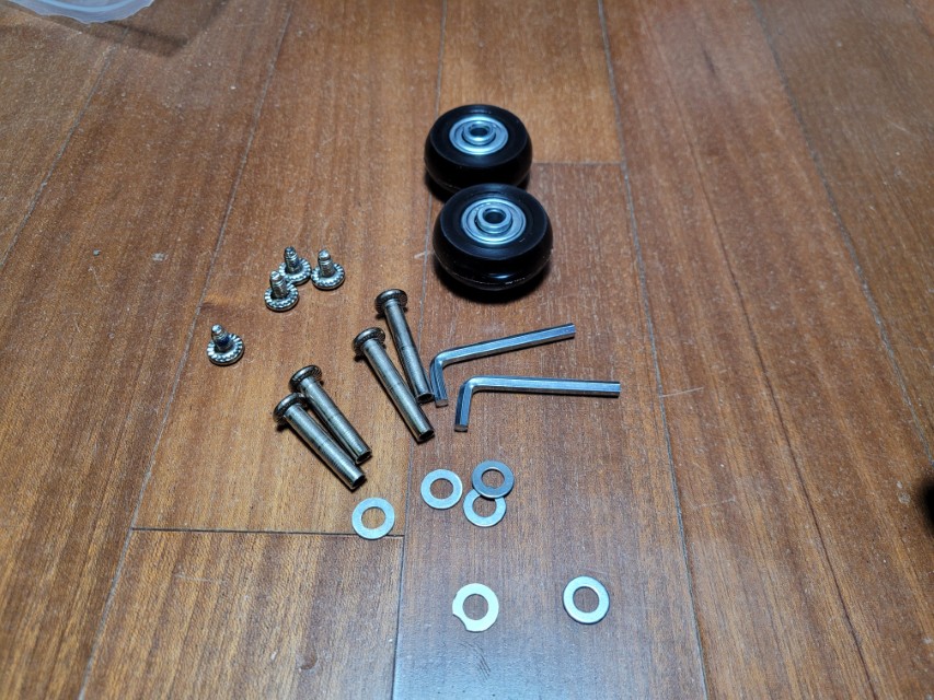 교체용 캐리어 바퀴와 나사 구성품