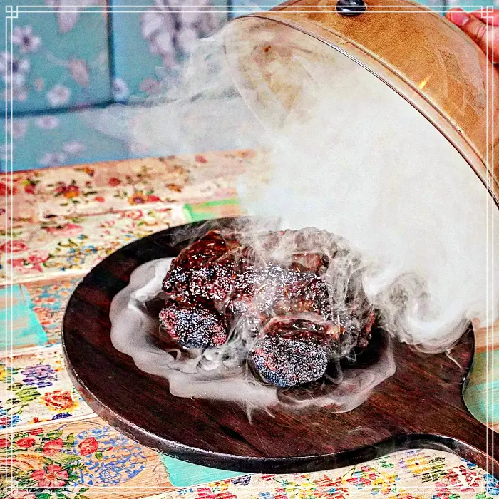 압구정 로데오 맛집 수비드 우대갈비 디트로이트 피자