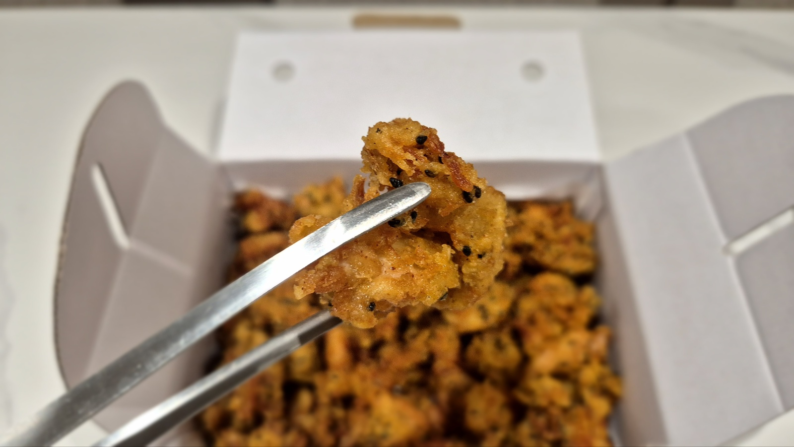 바삭해 보이는 외관에 검정깨가 뿌려져 있다