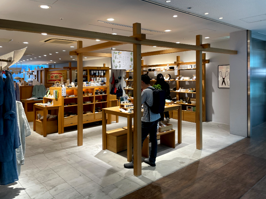 도쿄역 킷테 마루노우치 타워 실내매장