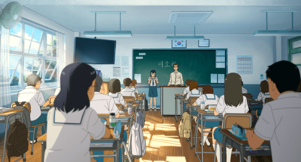 전학 온 여학생과 교탁에 서 있는 선생님 그리고 그들을 바라보는 책상에 앉아있는 학생들의 뒷모습