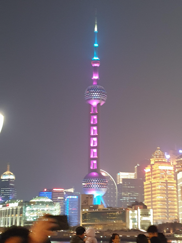 동방명주가 밝게 빛나고 있다.