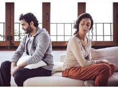 남편과-다투는-꿈-남편과-싸우고-침대에서-뒤돌아-앉아있는-부부