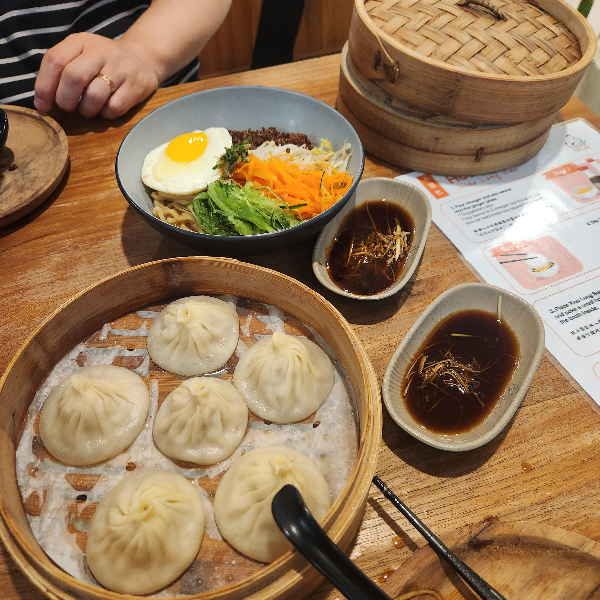 주문한 샤오롱 바오와 면요리. 생강과 간장도 보인다.