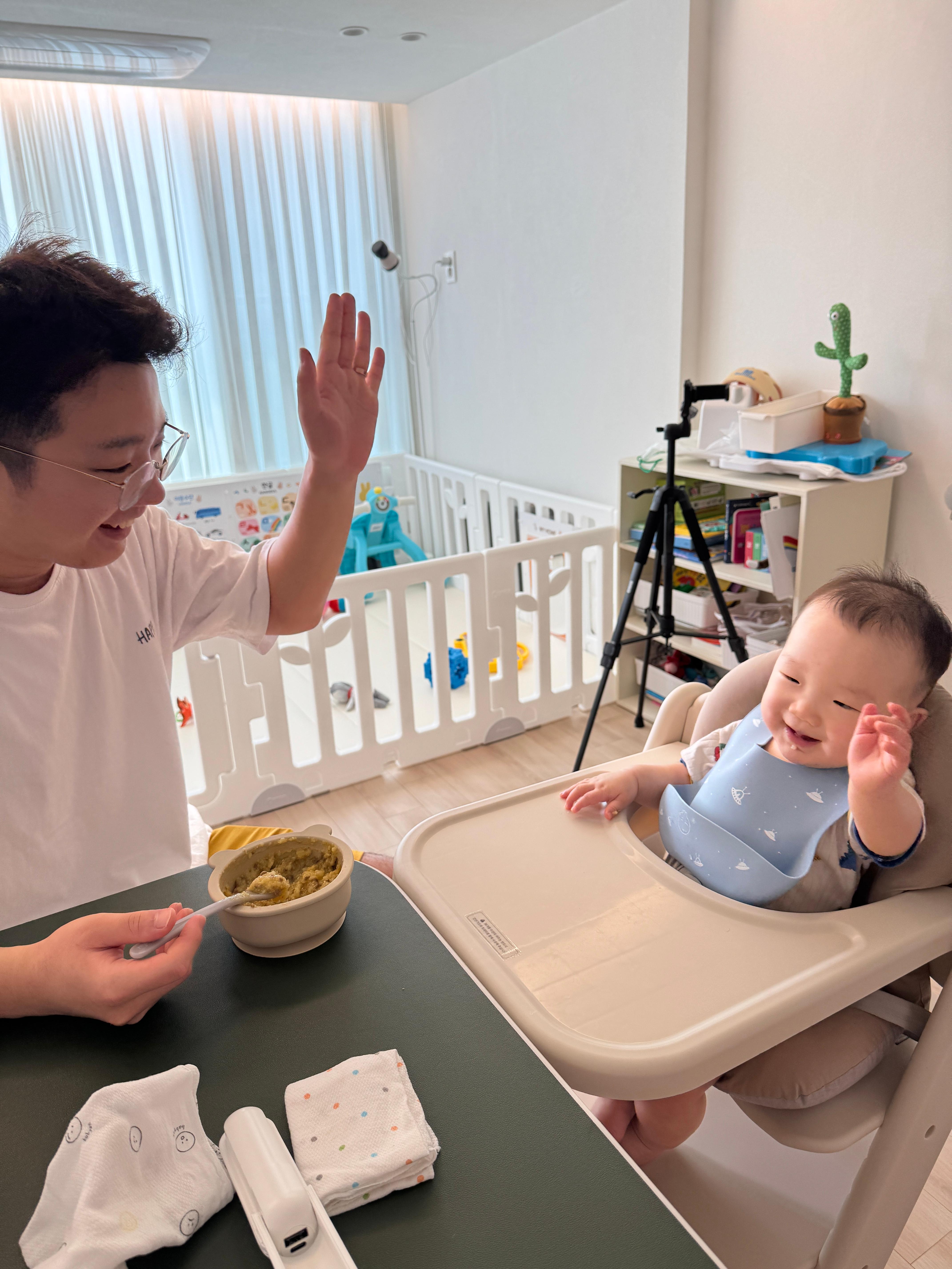 아빠가 죽을 떠먹여주며 찬솔이와 눈을 마주치며 교감하는 점심 식사 시간