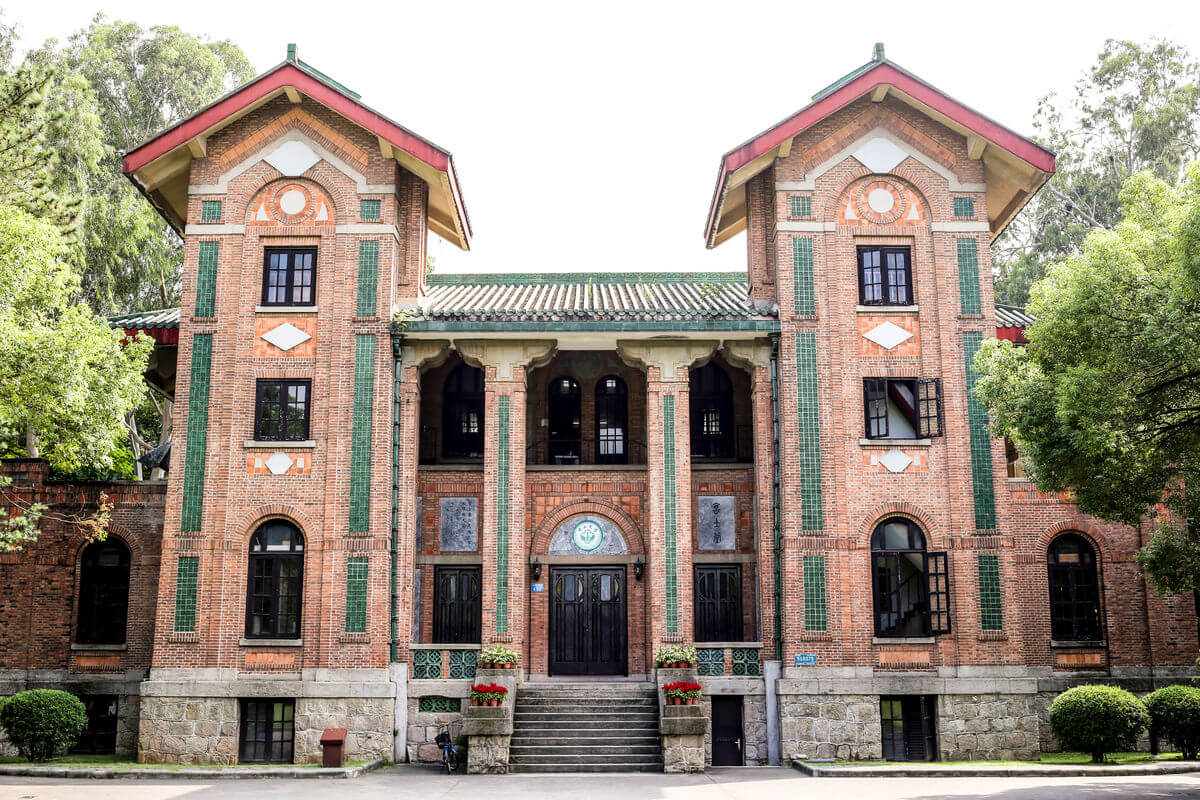 중국 광동성 내 광저우와 광저우의 위성도시에 어학연수를 진행할 시 그 비용 차이를 분석한 내용과 관련하여 School of Chinese as a Second Language, Sun Yat-sen University 전경 사진