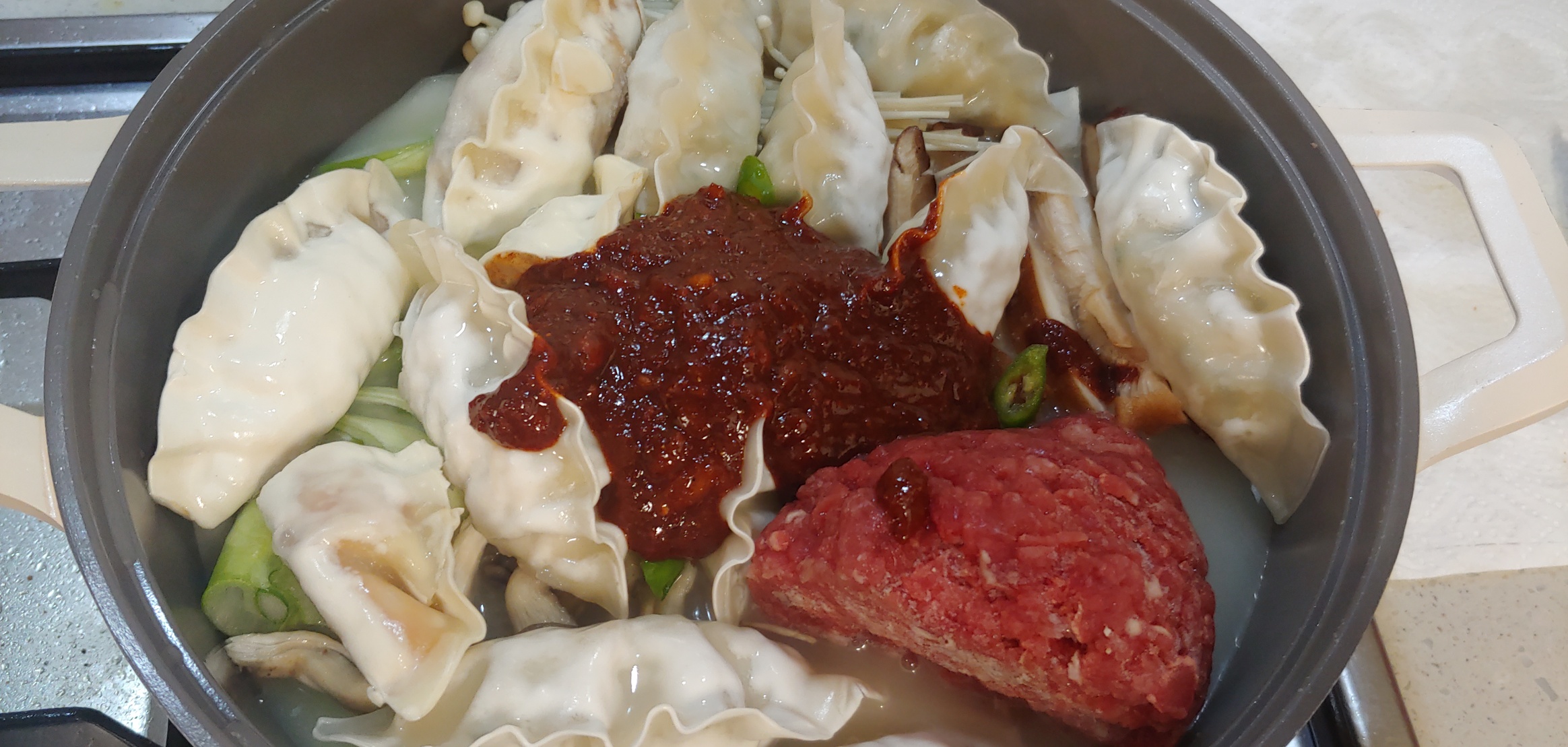 전 재료를 많이 준비해서 사골육수 1팩으로는 부족해, 250ml 한팩을 더 넣었습니다.