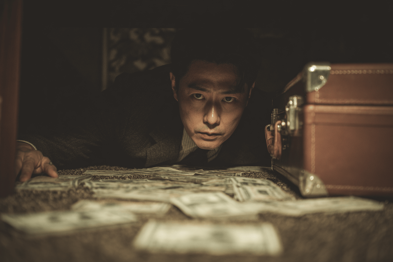 돈을-가방에-주워-담으려는-남성-이미지