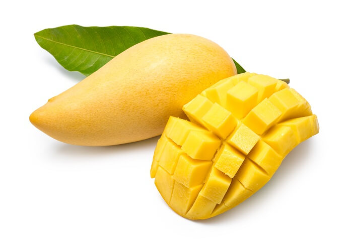 먹기 좋게 네모로 여러번 잘린 망고