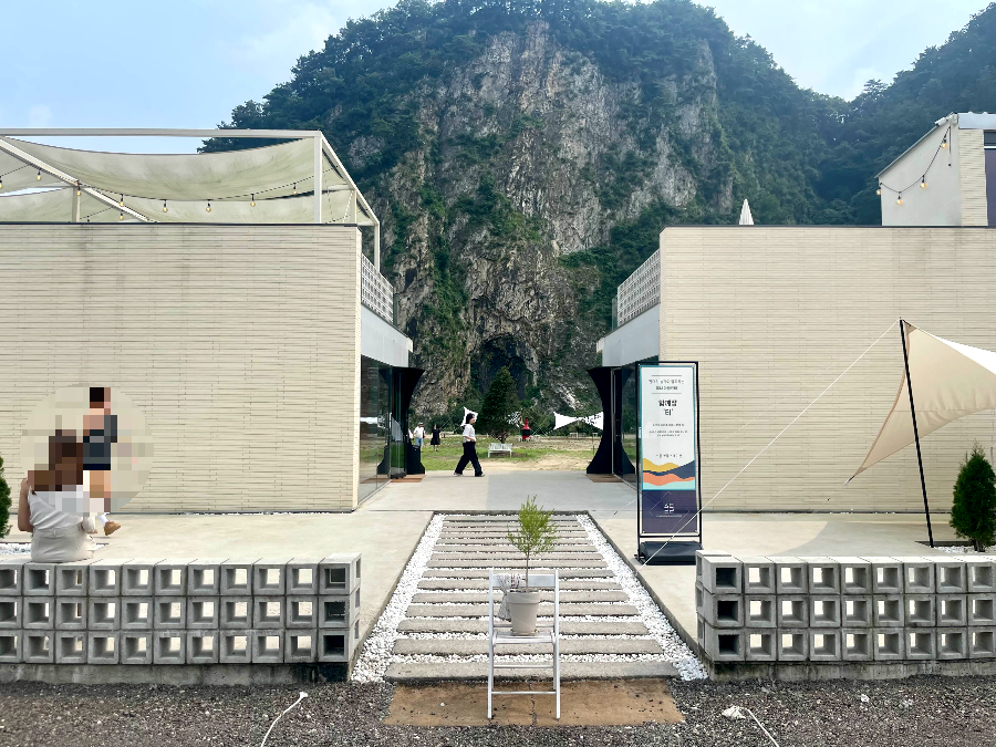 스톤크릭 건물사이로 본 절벽뷰