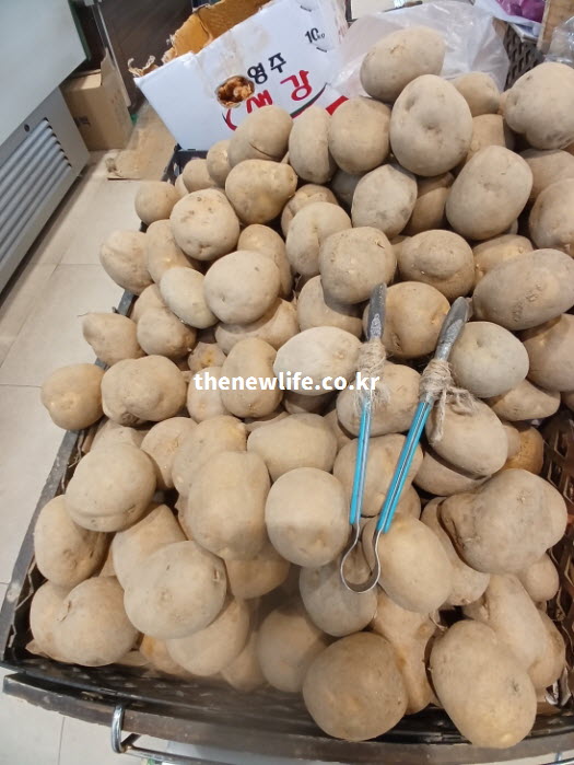 찐 후 냉장고에 식혀 먹으면 저항성 전분이 생성되어 혈당 조절에 도움을 주는, 마트 진열대에 수북이 쌓인 싱싱한 감자들