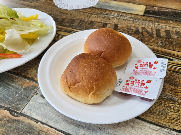 거문도 남강레스토랑 상차림 메뉴 모닝빵, 딸기쨈