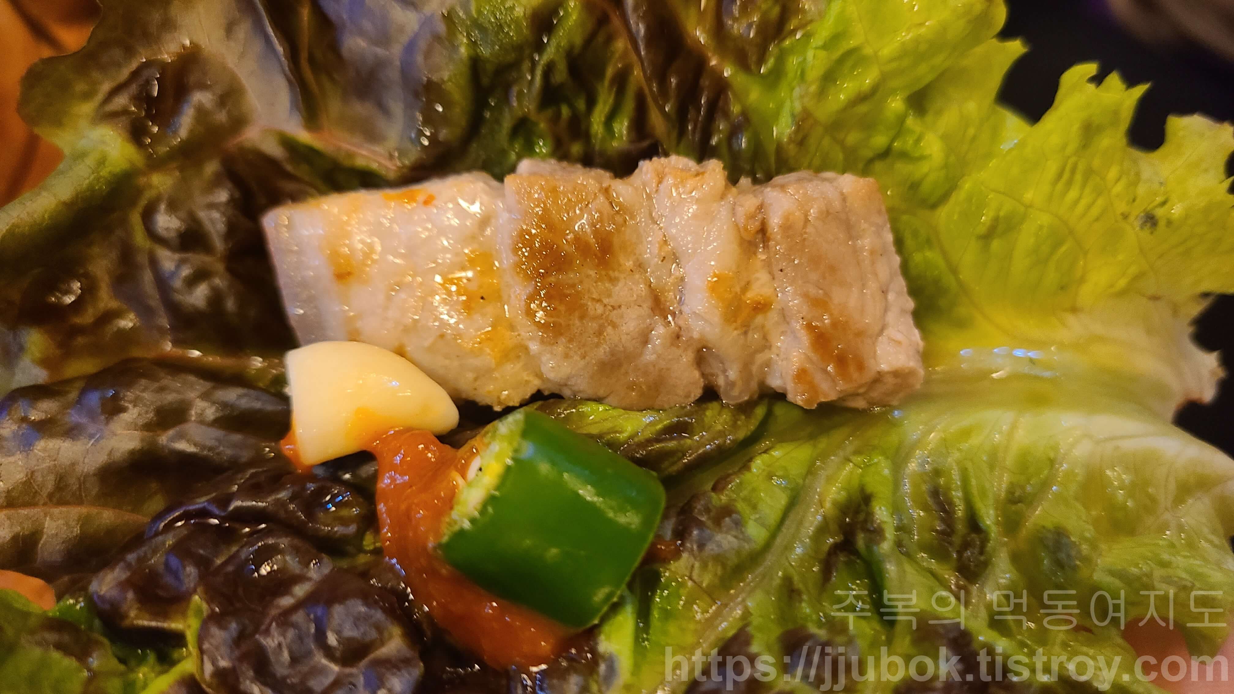 삼식이네고깃집-생오겹살-상추쌈