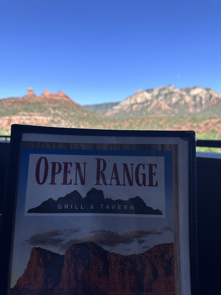 세도나 붉은 바위를 배경으로 한 Open Range Grill &amp; Tavern 메뉴판