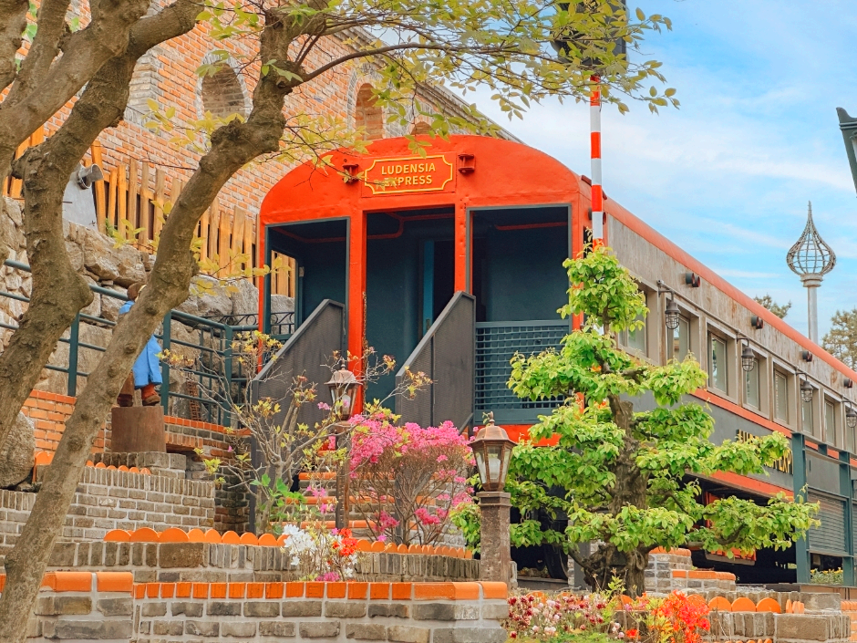 빨간 기차 조형물이 전시되어있다.