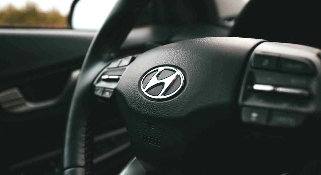 자동차 핸들 클로즈업 사진. [ⓒPexels &lsquo;Erik Mclean&lsquo;]