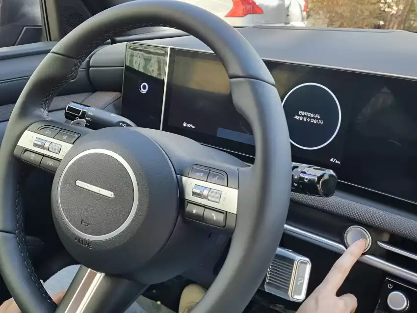 손가락으로 지문 인증 후 시동을 걸던 모습입니다.