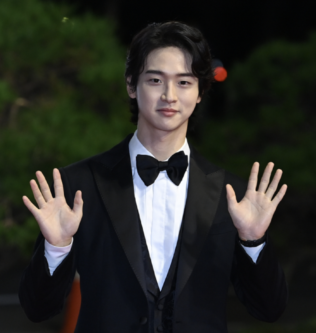장동윤 턱시도