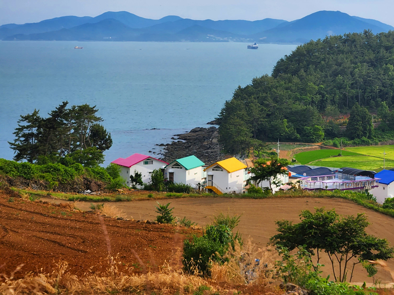 산과-바다와-알록달록한-집이-보이는-남해