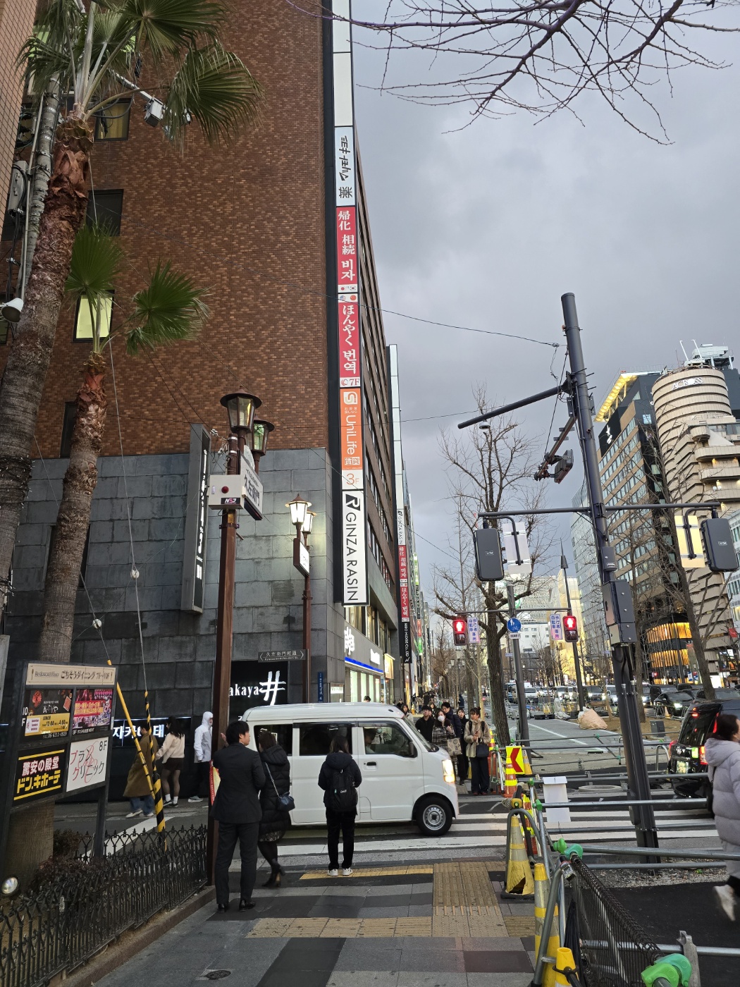 돈키호테 상가 건물 옆길 모습 이미지