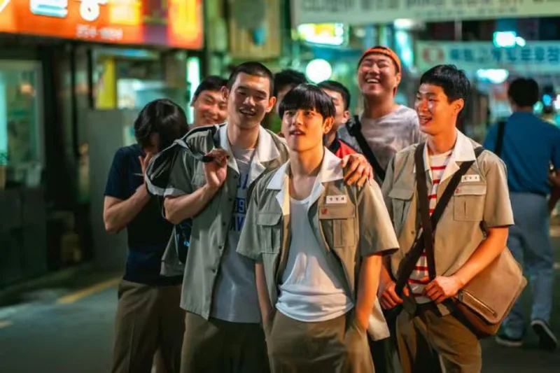 부여 농고 교복을 입고 불량한 친구들을 뒤로 한채 당당히 걷고 있는 드라마 소년시대의 임시완 배우