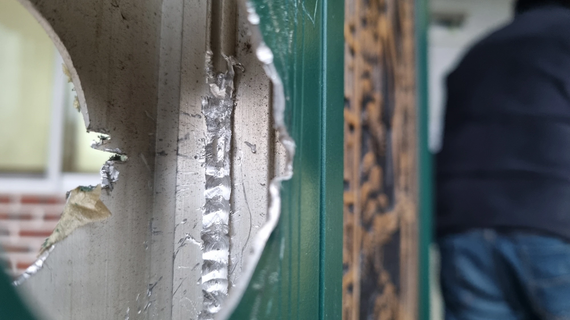 현관문 안쪽 공간 깎아낸 모습