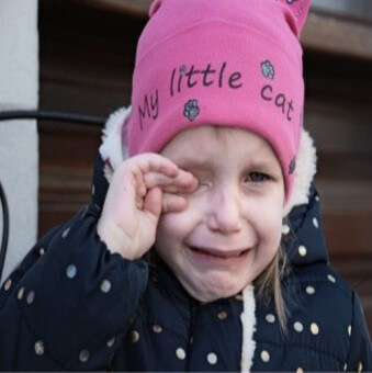 윌리엄이-세배돈을-빼앗겨-분홍색-little-cat이-새겨진-모자를쓰고-펑펑-우는-모습